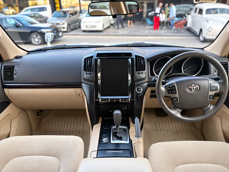 Toyota Land Cruiser V8 dashboard